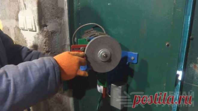 Самодельный наждачный станок на поворотной платформе В данном обзоре мастер показывает процесс изготовления необычного наждачного станка для домашней мастерской и гаража.Собственно, необычность заключается