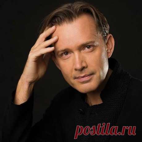 ... Олег Евгеньевич Погудин (род. 22 декабря 1968 года, Ленинград, СССР) — российский эстрадный певец, исполнитель романсов, педагог. Народный артист России (2015). /  Крюкова Ольга - ‎Эрмитаж  |  Facebook