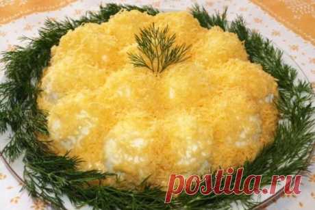 Вкусненький салат "Рафаэло"
Ингредиенты: 
-Филе куриное (вареное)—300 грамм 
-Грибы (шампиньоны, обжарить с луком)—300 грамм 
-Морковь (корейская)—150 грамм 
-Яйцо куриное (вареное)—3 шт. 
-Сыр полу твёрдый (на ваш вкус, у меня был Ольттермани)—150 грамм 
-Лук репчатый (средний)—1 шт. 
-Майонез 
Приготовление: 
1.Заранее подготавливаем ингредиенты. 
Вареное филе курицы (порвать на волокна), грибы шампиньоны обжаренные с репчатым луком, корейская морковь, яйца (порезать кру...