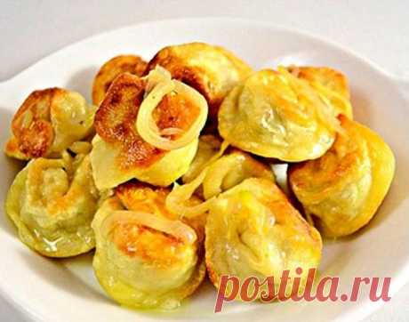 Жареные пельмени с сыром и сметаной