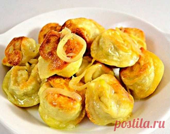 Жареные пельмени с сыром и сметаной