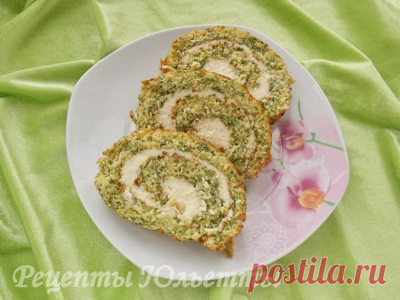 Сладкий бисквитный рулет со шпинатом и сливками