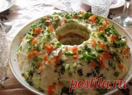 Салат «Кольцо»

Дорогие друзья, предлагаю на ваш суд рецепт вкуснейшего нежного салатика из скумбрии, он настолько нежный сочный, что просто тает во рту и сьедается гостями на Ура!
Придать салатику форму кольца очень просто - ставите стакан опрокинутый на блюдо и вокруг выкладываете слоями нарезанные продукты. 
Теперь это мой коронный салат на все праздники!

Ингредиенты и способ приготовления смотрите на нашем сайте https://quhn.ru/recipes/81130/salat-koltso.html?t=1200