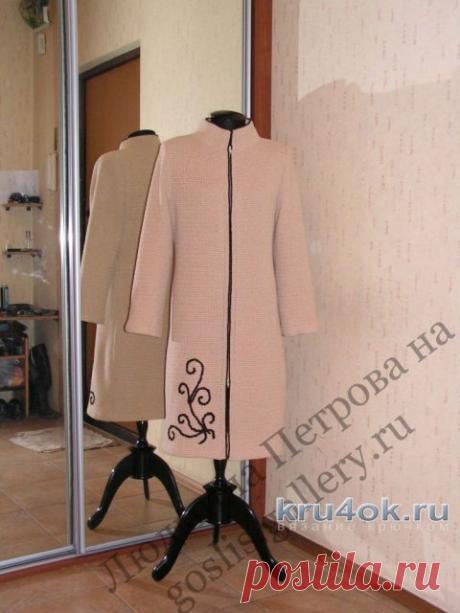 Женское пальто крючком. Работа Людмилы Петровой