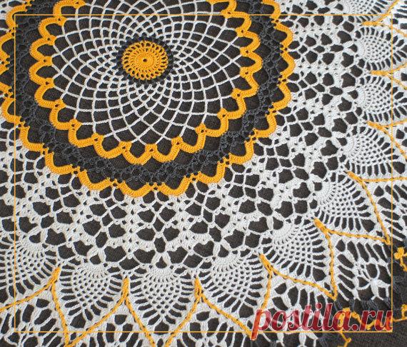 Вязаная салфетка в серо-желтых тонах диаметр от Uytniidomik