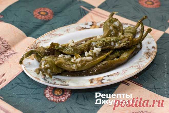 Острая закуска из жареного жгучего перца и чеснока. Пошаговый рецепт Сергея Джуренко Острая закуска из перца готовится быстро, если есть жгучий перец. Всегда можно приготовить замечательную закуску из стручков острого перца.
