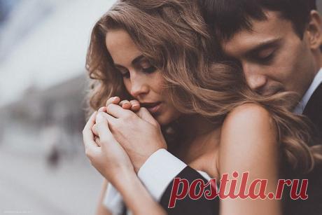 Когда ты с работы вернешься домой,
Тебе улыбнусь и скажу тихо, тихо:
"Я счастлива очень, что рядом со мной
Находится лучший на свете мужчина!"
И радость в твоих засияет глазах
И ты меня нежно обнимешь за плечи
И скажешь: "Я счастлив, что дома меня
Ждет самая лучшая в мире из женщин!"