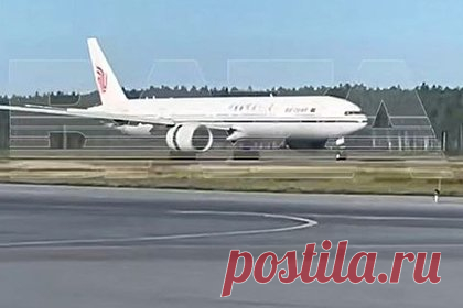 Летевший в Китай самолет с сотнями пассажиров на борту внезапно сел в России