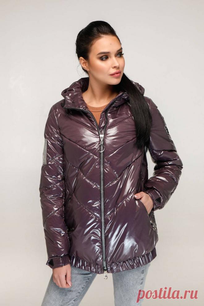 Демисезонная стеганая куртка с капюшоном. Модель из плащевой ткани, прямого силуэтавнизу на резинке с втачными рукавами. Пришивной капюшон по краю собирается на кулису. Низ рукавов собран на жесткую резинку и пат на пробивной кнопке. Карманы обратная листочка, застегиваются на молнию. Центральная застежка  на двустороннюю  тесьму молния. Изделие декорировано силиконовой нашивкой на рукаве, фигурной стежкой.