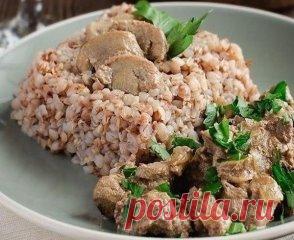 Топ-9 вкуснейших блюд с гречкой
1. Гречка-по купечески
Ингредиенты:
300-400 гр. мяса
1 стакан гречки
1 луковица
1 средняя морковь
1 маленький зубок чеснока
1 лавровый лист
соль,молотый перец по вкусу
Приготовление:
Мясо порезать небольшими кубиками,слегка обжарить на сковороде с растительным маслом.
Затем долить не много воды,добавить лавровый лист, и потушить мясо под крышкой на маленьком огне до готовности. Гречку перебрать,залить кипятком минут на 5,затем воду слить. Отдельно обжарить мел