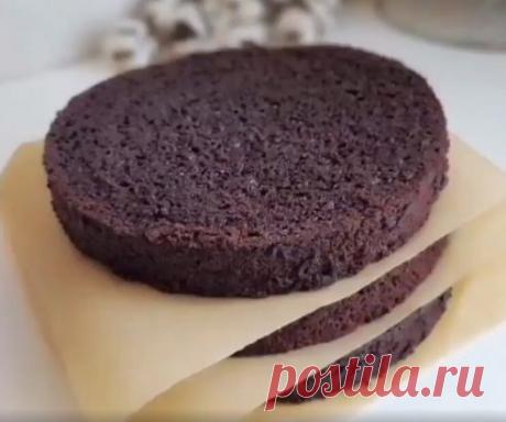 ШОКОЛАДНЫЙ БИСКВИТ
Бисквит по этому рецепту получается самый вкусный
Он насыщенный и сочный и не требует дополнительной пропитки.
ИНГРЕДИЕНТЫ:
Мука - 250 гр
Сахар - 300 гр
Какао - 55 гр
Масло растительное - 120 гр
Яйцо - 2 шт
Молоко - 280 гр
Сода - 1,5 ч.л
Уксус 6% - 1ст.л
Соль щепотка
ТЕХНОЛОГИЯ ПРИГОТОВЛЕНИЯ:
Все ингредиенты соединить в миске, хорошо перемешать миксером ~ 3-4 мин.
Тесто получается жидкое.
Вылить тесто в кольцо диаметром 18 см и выпекать при t - 160 - 165...