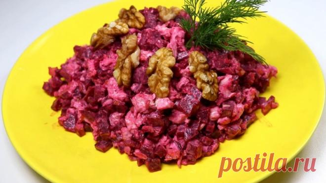 Интересный салат из банальной свеклы. Просто, быстро и вкусно! Ингредиенты:  Свекла отварная - 1 шт. Куриная грудка - 1/2 шт. Грецкий орех - 50 гр. Чеснок - 2 зубчика Соль по вкусу Майонез ПРИГОТОВЛЕНИЕ:ПРИЯТНОГО АППЕТИТА!