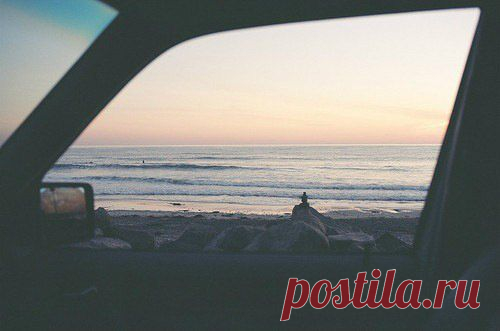 я хочу быть писателем, сценаристом, режиссером, хочу учиться играть на гитаре и скрипке, хочу рисовать граффити и раскрашивать стены домов в разные цвета. я хочу быть летчиком, художником, хочу работать в зоопарке, писать в желтые газетенки под псевдонимом. хочу быть безработной. я хочу путешествовать автостопом, а обратно возвращаться в бизнес-классе. хочу ночевать в портовой гостинице и слушать звуки моря, хочу вдохнуть аромат сакуры в японии и начертить имя на песках сахары. хочу из очаровани