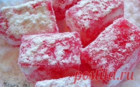 Рахат-лукум - турецкая кухня 

Ингредиенты:
-вода — 2.5 стакана
-сахар — 2 стакана
-ванильный сахар — 1 ч. л.
-крахмал — 2.5 стакана
-растительное масло
-сахарная пудра
-рубленый миндаль или лесные орехи — по вкусу.

Способ приготовления:
Взять 2 стакана сахара, смешать ½ стакана воды. Сварить густой сироп, снять пену. 2,5 стакана крахмала разбавить 2 стаканами воды и влить тоненькой струйкой в готовый сироп. После того как масса приобретет прозрачный цвет, вливаем ее в фо...