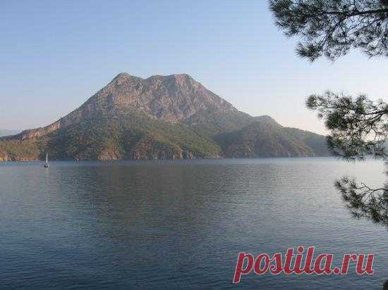 Մուսա լեռան հերոսամարտ
Օգոստոսի 7-ին թշնամին սկսեց իր առաջին հարձակումը,բայց հանդիպեց համառ դիմադրության և 6 ժամյա մարտերից հետո,կորուստներ տալով,նահանջեց դեպի ելման դիրքերը:Օգոստոսի 10-ին թշնամին նորից հարձակվեցին 5.000-անոց զորքով՝թնդանոթների ուղեկցությամբ:
Մուսա լեռը (Ջաբալ Մուսա,Մովսեսի լեռ) մտնում էր պատմական Անտիոքի գավառակի մեջ,որն իր հերթին Հալեպի վիլայեթի մասն էր կազմում։Մուսա լեռան շուրջը,նրա փեշերին,վաղուց ի վեր ծվարել էին վեց հայկական գյուղեր՝Քեբուսիե,Վագըֆ,Խտրբեկ,Յոգունոլուկ,