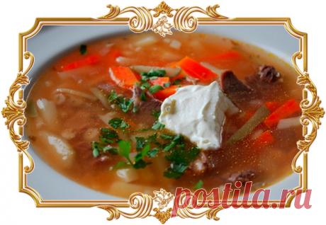 Суп-рассольник с почками – по старорусскому рецепту

На Руси традиционно готовили жидкие первые блюда – на основе мяса, рыбы, овощей, грибов и субпродуктов. Их принято было называть не супом, а «похлебкой». Подавались блюда в керамических тарелках, а ели их непременно деревянными ложками.

Особенно популярными были рассольники – они получались сытными, вкусными, полезными и отличались многообразием приготовления. Одной из популярных похлебок в старорусской кухне был суп-ра...