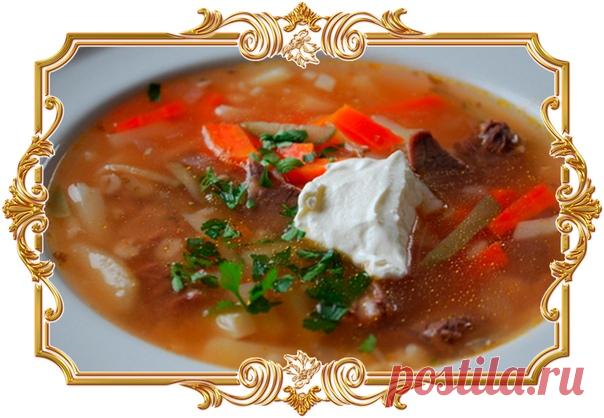 Суп-рассольник с почками – по старорусскому рецепту

На Руси традиционно готовили жидкие первые блюда – на основе мяса, рыбы, овощей, грибов и субпродуктов. Их принято было называть не супом, а «похлебкой». Подавались блюда в керамических тарелках, а ели их непременно деревянными ложками.

Особенно популярными были рассольники – они получались сытными, вкусными, полезными и отличались многообразием приготовления. Одной из популярных похлебок в старорусской кухне был суп-ра...