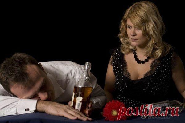Как жить с алкоголиком — Очень часто в семьях появляется такой враг «алкоголизм», и чаще всего алкоголизмом страдают мужчины. Если же такое случилось, но женщина все-таки решила прожить с этим человеком свою жизнь, то ей придется усвоить некоторые правила, чтобы взглянуть на ситуацию с позитивной точки зрения, точнее с юмором. Без юмора жить с алкоголиком не возможно, это сплошные скандалы.