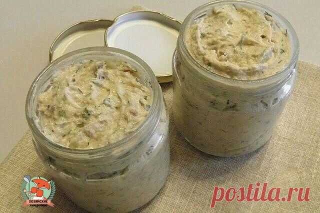 Рецепт родом из СССР. Приготовьте - это очень вкусно!

Селедочное масло
- это закуска из тех далёких советских времён. Но она очень вкусная и по этому раза два - три в году я её готовлю на праздники.