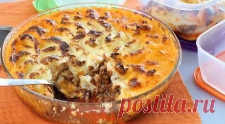 Вкусный и сытный ужин: лучшие запеканки — Топ-10 вкусных рецептов 
1. Картофельная запеканка с сосисками и сыром 
Ингредиенты:
● Картофельное пюре 500гр,● 1 яйцо,● Томатная паста,● Сосиски 4шт.,● Твердый сыр 100 гр.,● Зелень
Приготовление:
Пюре смешать с яйцом, выло…