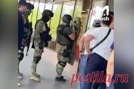 Появилось видео переговоров с захватчиком заложников в банке Астаны. Появилось видео переговоров с мужчиной, захватившим заложников в одном из банков Астаны. О ЧП в столице Казахстана стало известно ранее 18 июня. Мужчина ворвался в здание Kaspi Bank напротив ТРЦ «Керуен» и заперся изнутри вместе с посетителями. Предположительно, он вооружен.