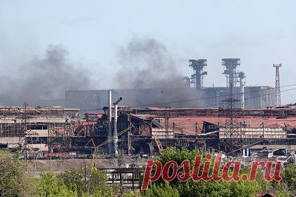 Три бойца запрещенного в России «Азова» пойдут под суд за обстрелы жилых домов. В Донецкой Народной Республике утвердили обвинительное заключение в отношении бойцов бригады «Азов» (запрещенная в России террористическая организация) Евгения Земляка, Юрия Дмитриева и Павла Курченко, обстрелявших жилые дома из минометов. Их будут судить в Верховном суде ДНР.