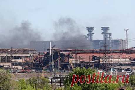 Три бойца запрещенного в России «Азова» пойдут под суд за обстрелы жилых домов. В Донецкой Народной Республике утвердили обвинительное заключение в отношении бойцов бригады «Азов» (запрещенная в России террористическая организация) Евгения Земляка, Юрия Дмитриева и Павла Курченко, обстрелявших жилые дома из минометов. Их будут судить в Верховном суде ДНР.