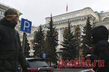 ЦБ вступился за россиян с заложенными квартирами. В рамках мер по поддержке россиян Центробанк рекомендовал кредиторам еще один год не выселять должников из жилья, на которое было обращено взыскание. Действие послабления предложили продлить до конца следующего года. Также кредиторам рекомендовали не начислять должникам неустойки (штрафы и пени).