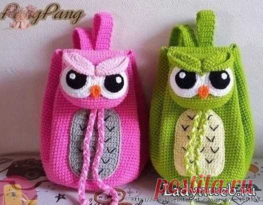 Забавный рюкзак с совами крючком
Потребуются материалы:
* Пряжа розового, светло-розового, серого, белого, черного, оранжевого цветов. (лучше, чтобы пряжа была достаточно толстой.)
* крючок по вашу пряжу (скорее всего это будет размер 3-3,5)
* игла для сшивания деталей
* ножницы 
начинаем с описания «мешка».
Вязжем сам рюкзак: Берем нить розового цвета. Вяжем по кругу снизу вверх. 1р. 6сбн в КА (6) 2р. 6 пр (12) 3р. (сбн, пр) *6 (18) 4р. (2сбн, пр) *6 (24) 5р. (3сбн, ...