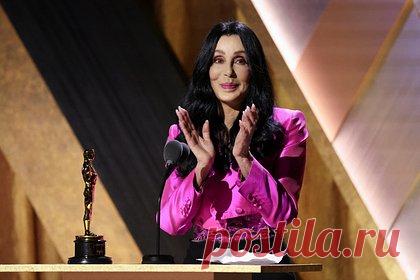 Раскрыта многомиллионная цена обручального кольца 76-летней певицы Шер. Американский ювелир Майк Фрид раскрыл многомиллионную стоимость обручального кольца певицы Шер, которое она получила от рэпера Александра Эдвардса. Известно, что музыкант преподнес ей изделие с бриллиантом грушевидной формы весом около шесть карат. Его цена составила 250 тысяч долларов (17,8 миллиона рублей).