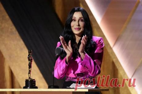 Раскрыта многомиллионная цена обручального кольца 76-летней певицы Шер. Американский ювелир Майк Фрид раскрыл многомиллионную стоимость обручального кольца певицы Шер, которое она получила от рэпера Александра Эдвардса. Известно, что музыкант преподнес ей изделие с бриллиантом грушевидной формы весом около шесть карат. Его цена составила 250 тысяч долларов (17,8 миллиона рублей).