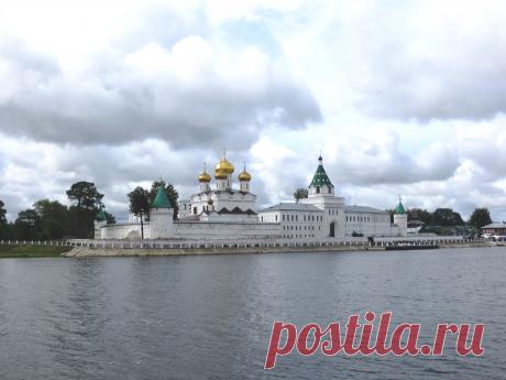 Ипатьевский монастырь в Костроме  является главной достопримечательностью города.