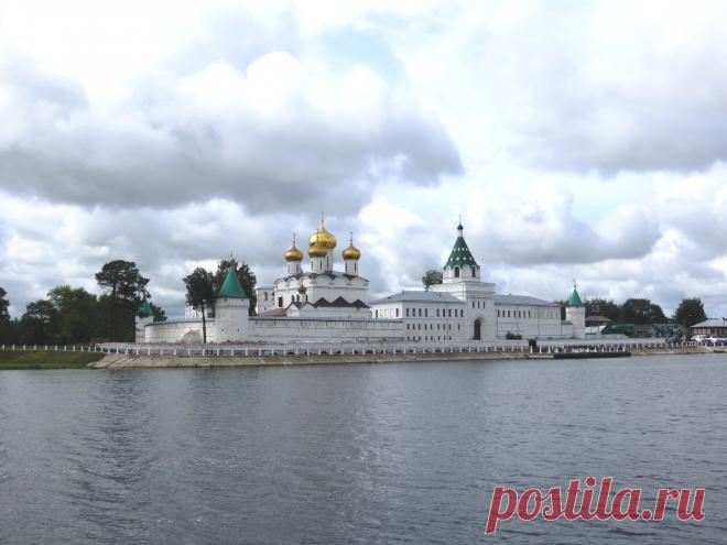 Ипатьевский монастырь в Костроме  является главной достопримечательностью города.