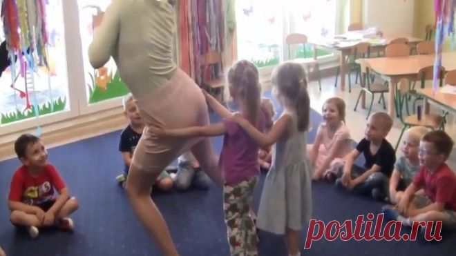Хороший детский садик и игры интересные! 
Похоже, что на родительские собрания к данному педагогу-затейнику приходят одни папы, с расчетом на эту забавную игру.
https://www.youtube.com/watch?v=o-42KycCsaY