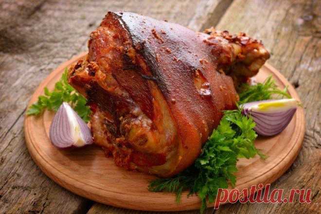Как приготовить свиную рульку - 20 вкусных и простых рецептов Собрали для тебя 20 самых вкусных рецептов, как приготовить свиную рульку - в духовке, в пиве, с медом, черносливом, картошкой и многие другие!