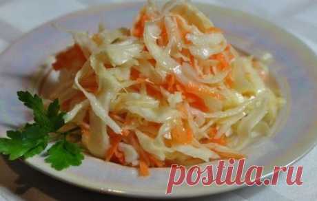 Самая вкусная капустка

Целую тарелку умяли на ура))))) Мало калорий, а вкусно то как))))

Ингредиенты:

2 кг - капусты
0,4 кг - моркови
4 дольки - чеснока
можно добавить яблоко, свёклу

Маринад:
150 мл - раст.масло
150 мл - 9 % уксуса
100 г - сахара
2 ст.л. - соли
3 шт. - лавр.листа
5-6 горошин - черного перца
0,5 л - воды

Приготовление:

1. Всё нашинковать, морковь натереть, чеснок порезать пластинками. Уложить плотно в банку.
2. В кастрюлю залить все компоненты для мар...