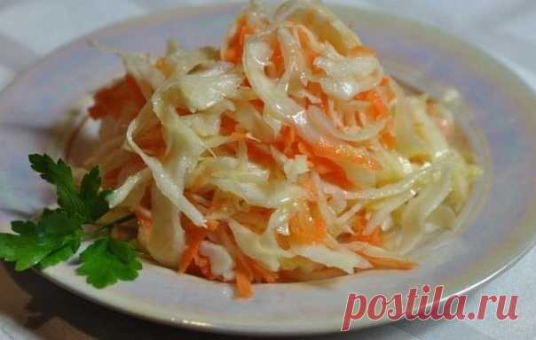 Самая вкусная капустка

Целую тарелку умяли на ура))))) Мало калорий, а вкусно то как))))

Ингредиенты:

2 кг - капусты
0,4 кг - моркови
4 дольки - чеснока
можно добавить яблоко, свёклу

Маринад:
150 мл - раст.масло
150 мл - 9 % уксуса
100 г - сахара
2 ст.л. - соли
3 шт. - лавр.листа
5-6 горошин - черного перца
0,5 л - воды

Приготовление:

1. Всё нашинковать, морковь натереть, чеснок порезать пластинками. Уложить плотно в банку.
2. В кастрюлю залить все компоненты для мар...
