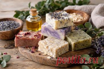 Мыло ручной работы — это не просто красивый брусок с необычным ароматом 🧼🌿

За ним стоит целая технология: подбор масел, расчет рецептуры, омыление, созревание и правильное хранение.

Но действительно ли оно лучше промышленного? И подходит ли «натуральное» мыло любой коже? Разбираемся без мифов и рекламных обещаний 👇

#мылоручнойработы #натуральноемыло #уходзакожей #мыловарение #косметика Изображение от chatGPT