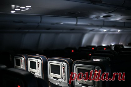 Инвалид пережил остановку сердца в самолете и получил за это миллиарды рублей. Авиакомпания United Airlines заплатит 30 миллионов долларов (2,8 миллиарда рублей) пассажиру-инвалиду, который пережил остановку сердца из-за плохого обращения сотрудников перевозчика. Молодой человек прикован к коляске, а для поддержания дыхания ему необходим аппарат ИВЛ.