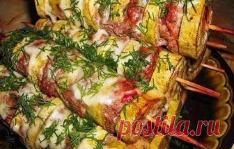 Кабачки — кабанчики! Если вы обожаете устраивать кулинарные сюрпризы своим близким, возьмите на заметку… 

Ингредиенты:

молодые кабачки 3 шт.
фарш (свинина, говядина) — 500 гр.
аджика или томатная паста — 1 ст.ложка
яйцо — 1 шт.
лук — 1 шт.
чеснок — 3 дольки
соевый соус — 1 ст. ложка
сыр — 100 гр.
соль
…