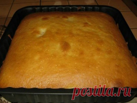 Воздушный и безумно вкусный пирог на скорую руку
Пирог с вареньем на скорую руку 
Ингредиенты 
3 яйца 
200 мл молока 
90 мл растительного масла 
400 г муки 
200 г сахара 
1,5–2 ч. л. разрыхлителя 
0,5 ч. л. соли 
1–1,5 ст. густого варенья или джема 
Приготовление 
1 Охлажденные яйца посоли и взбивай до пышности, понемногу подсыпая сахар. 
2 Продолжая взбивать, влей растительное масло, а затем молоко. 
3 Порциями всыпь просеянную муку и разрыхлитель. Разбей все комки. Тесто...