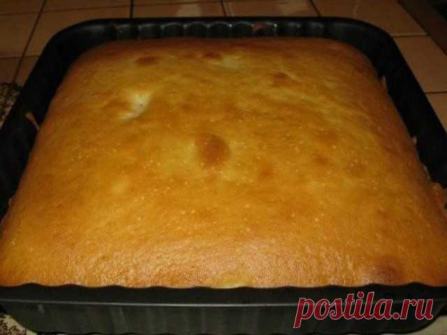 Воздушный и безумно вкусный пирог на скорую руку
Пирог с вареньем на скорую руку 
Ингредиенты 
3 яйца 
200 мл молока 
90 мл растительного масла 
400 г муки 
200 г сахара 
1,5–2 ч. л. разрыхлителя 
0,5 ч. л. соли 
1–1,5 ст. густого варенья или джема 
Приготовление 
1 Охлажденные яйца посоли и взбивай до пышности, понемногу подсыпая сахар. 
2 Продолжая взбивать, влей растительное масло, а затем молоко. 
3 Порциями всыпь просеянную муку и разрыхлитель. Разбей все комки. Тесто...
