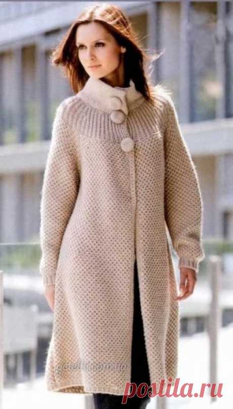 Вам потребуется: 1500 (1600; 1700; 1800) г пряжи PERU (40% шерсть, 40% акрил, 20% альпака; 100 г/106 м) № 7 бежевого цвета. 3 бопышие пуговицы. 3 металлические кнопки. Спицы ADDI № 5,5 и 6. Узоры и виды петель: Лиц. гл., рез. 1×1, способ двойного набора п. Основной узор: по схеме А. Узор пр. полочки: по […]