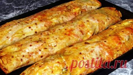 Очень сытный перекус с помидорами, сладким перцем и твердым сыром, ветчиной.