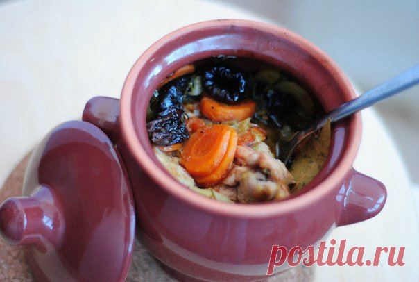 Жаркое в горшочке из курицы с черносливом