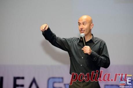 Счастье — это не какое-то место, куда можно дойти,- это внутреннее состояние, которое ты сам создаешь. Любой человек может быть счастлив-счастье доступно каждому, и доступно прямо сейчас. Нам нужно всего лишь остановиться и внимательно посмотреть на те сокровища, которые уже окружают нас. Робин Шарма