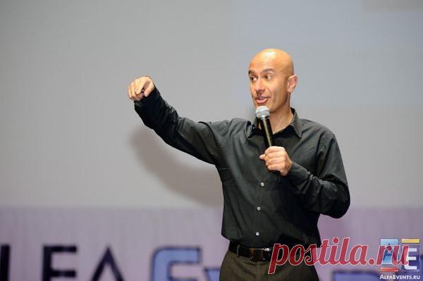 Счастье — это не какое-то место, куда можно дойти,- это внутреннее состояние, которое ты сам создаешь. Любой человек может быть счастлив-счастье доступно каждому, и доступно прямо сейчас. Нам нужно всего лишь остановиться и внимательно посмотреть на те сокровища, которые уже окружают нас. Робин Шарма