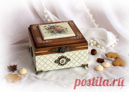 Добрый вечер, девочки! Я с новой кухонной шкатулочкой. Попалась на глаза мне рамка, решила её на шкатулку прилепить. А в рамочку так и просилась плитка керамическая. И опять же попалась на глаза крышка от чайного домика. Сверху её приложила, ну чем не плитка. И как влитая села. А остальное уже само собой придумалось.