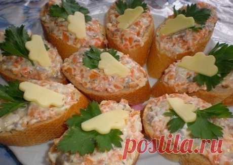 Ложная икра

Это самая вкусная намазка. По вкусу очень напоминает красную икру, всегда идет на ура! 

Ингредиенты:

- Сельдь — 1 шт
- Масло сливочное — 150 г
- Сырок плавленый — 2 шт
- Морковь (небольшая) — 3 шт

Приготовление:

Селедку почистить от внутренностей, кожи и костей. Морковь отварить до готовности.

Селедку, морковь, масло, сырки перекрутить через мясорубку и перемешать. Намазка готова. Храниться в холодильнике.
Можно намазывать на хлеб, батон, на ломтики отвар...