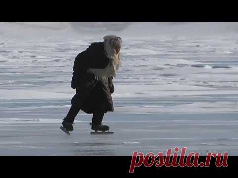 Возраст - не помеха: пенсионерка скользит по байкальскому льду | Euronews